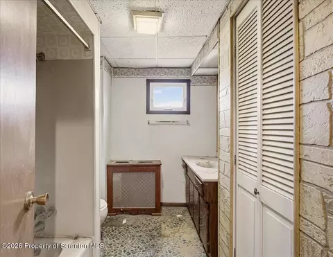 Bath - 910-912 Hampton St, Scranton, PA 18504 photo 2 of 2