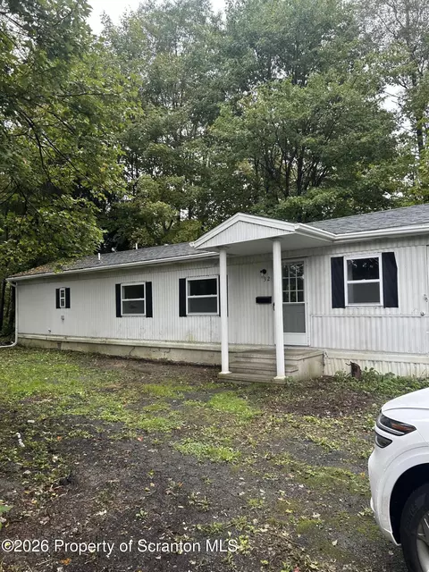 32 Mccabe Ave, Carbondale, PA 18407