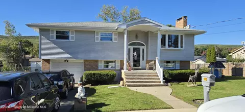 102 Mackie Ln, Taylor, PA 18517
