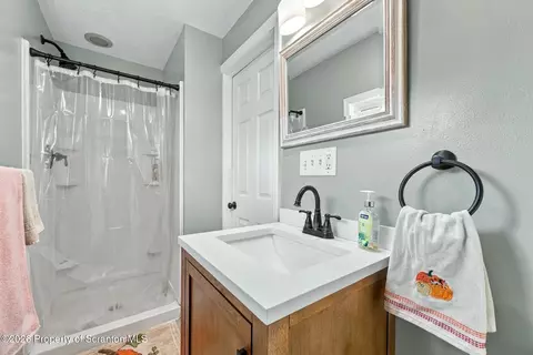 Bath - 192 Phillips St, Throop, PA 18512 photo 1 of 2