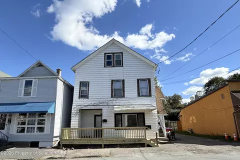 15 Hospital St, Carbondale, PA 18407