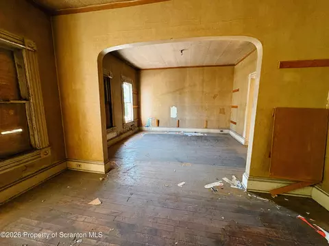Living - 1415 Capouse Ave, Scranton, PA 18509 photo 2 of 3