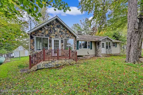 31 N 4th St, Gouldsboro, PA 18424
