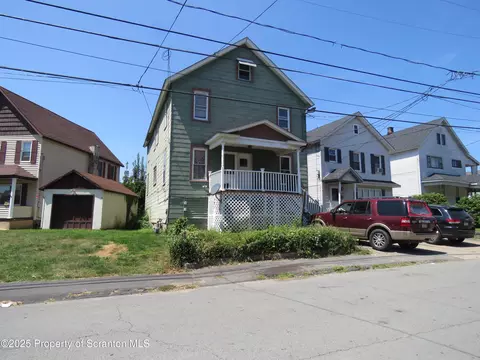 16 Hospital St, Carbondale, PA 18407