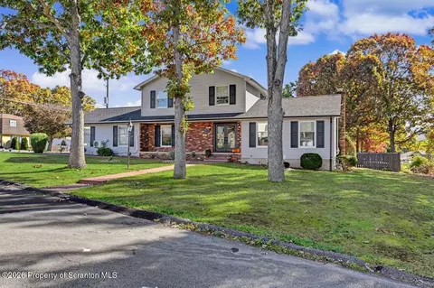 515 Woodhaven Rd, Peckville, PA 18452