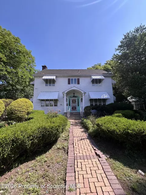 32 Railroad St, Moosic, PA 18507