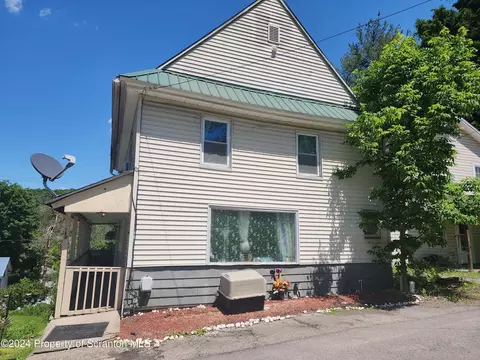 16 Lindley Ave, Factoryville, PA 18419
