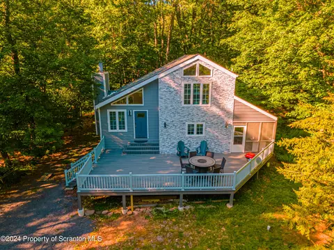 150 S Lehigh River Dr, Gouldsboro, PA 18424