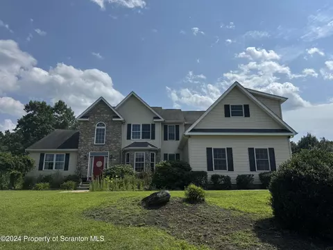 9 Cambridge Dr, Pittston, PA 18640