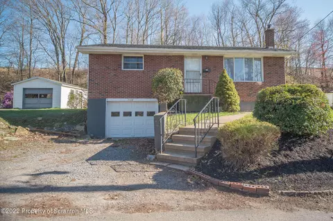 1110 R Springbrook Ave, Moosic, PA 18507