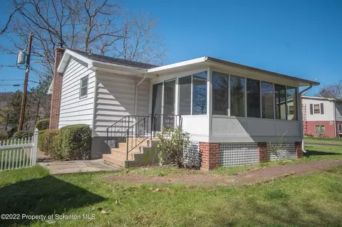 1110 R Springbrook Ave, Moosic, PA 18507 photo 4