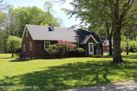 2 Walters Ln, Gouldsboro, PA 18424