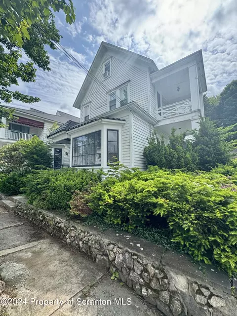 14 Wyoming St, Carbondale, PA 18407