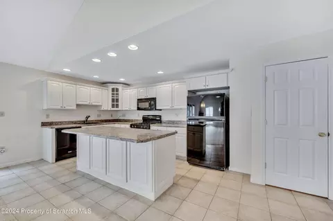 Kitchen - 45 Sharon Dr, Moosic, PA 18507 photo 2 of 4