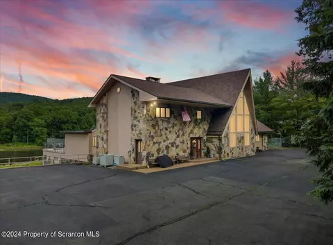 21 Alpine Dr, Moosic, PA 18507 photo 1