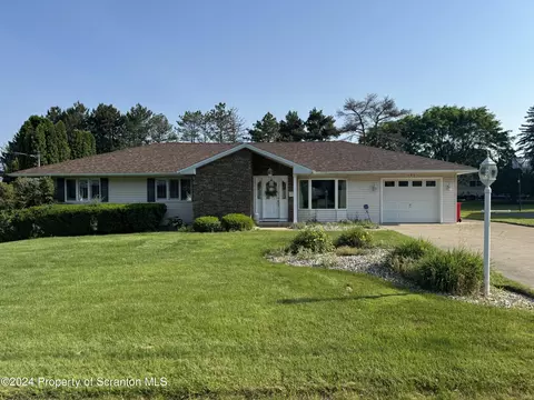 121 Greenbrier Dr, Clarks Green, PA 18411