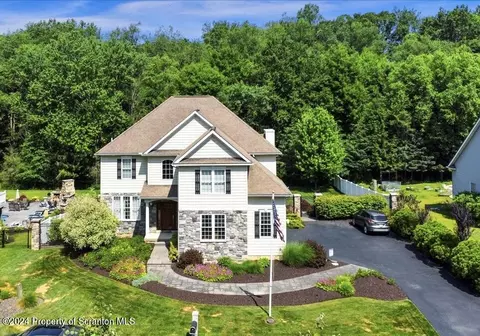 112 Black Walnut Dr, Olyphant, PA 18447