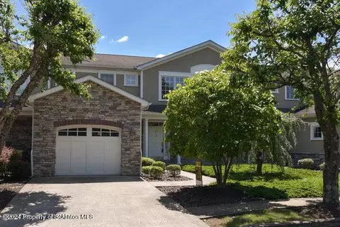 21 Insignia Dr, Pittston, PA 18640