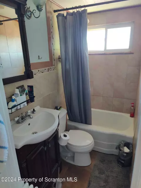 Bath - 712 Fallon St, Old Forge, PA 18518 photo 2 of 2
