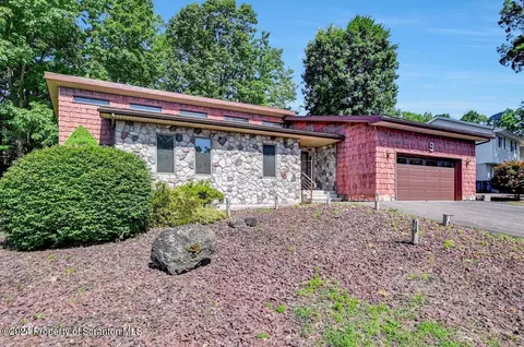 9 Fawnwood Dr, Scranton, PA 18504