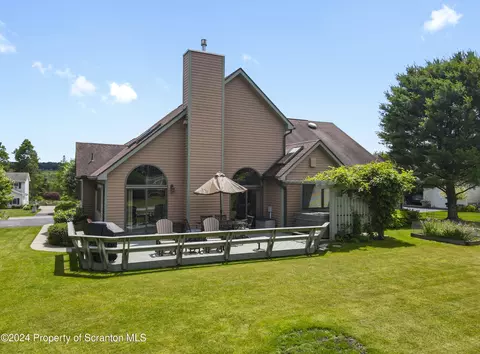 916 Clearview Rd, Moscow, PA 18444