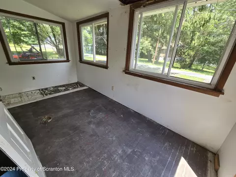 4 Circle Ave, Wapwallopen, PA 18660 photo 5