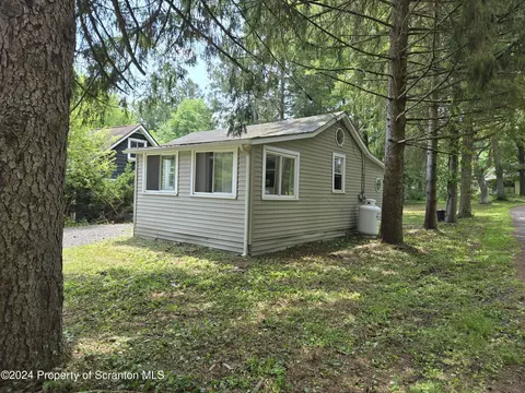 4 Circle Ave, Wapwallopen, PA 18660 photo 4