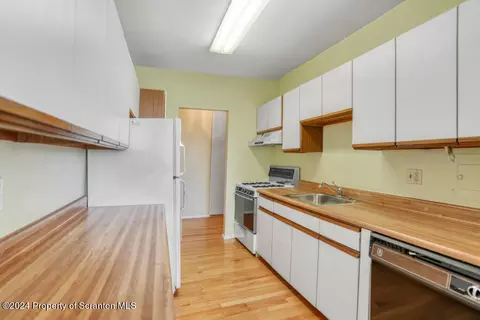 Kitchen - 1611 Summit Pointe, Scranton, PA 18508 photo 2 of 2