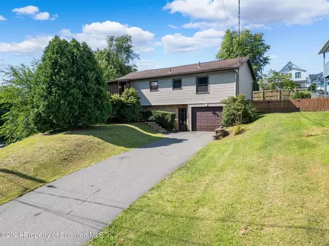1301 Dorothy St, Scranton, PA 18504