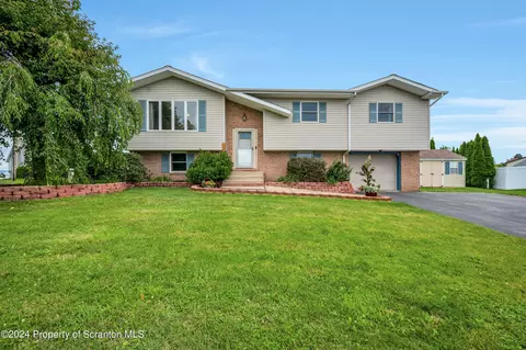 207 Pleasant View Dr, Greenfield Township, PA 18407