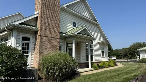 1401 Verne Cl, Moosic, PA 18507