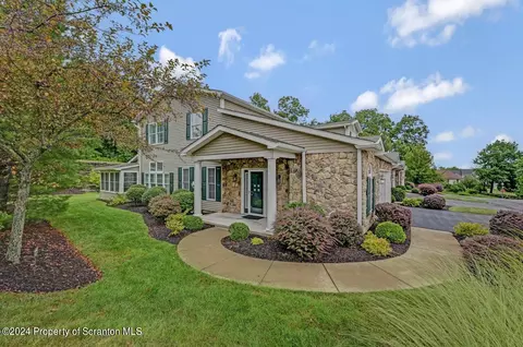 8 Brookfield Cir, Clarks Summit, PA 18411