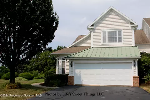 501 Thackeray Close, Moosic, PA 18507