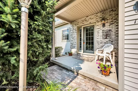 142 Grandview Dr, Tunkhannock, PA 18657