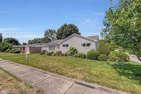 261 E Morton St, Old Forge, PA 18518 photo 3