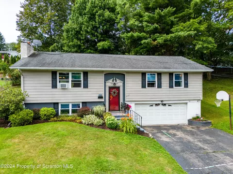 300 Carnation Dr, Clarks Summit, PA 18411