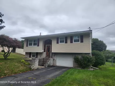 736 Doloff Dr, Dickson City, PA 18519