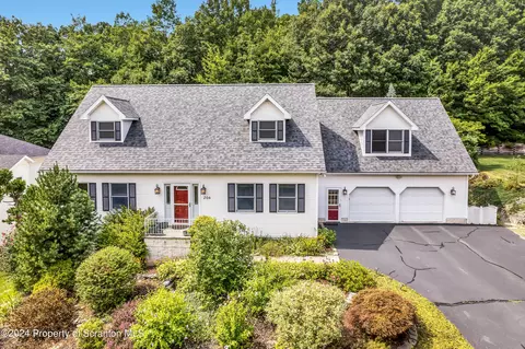 206 Clairmont Rd, Dickson City, PA 18519
