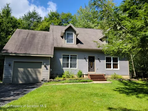 66 Bender Rd, Gouldsboro, PA 18424