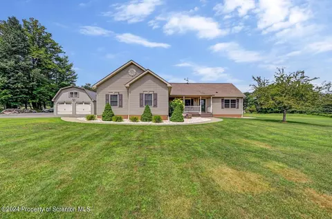 915 Meadowlark Dr, Madison Township, PA 18444