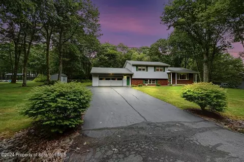749 Elkview Dr, Clifford Township, PA 18421
