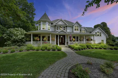 311 Glenmaura Dr, Moosic, PA 18507