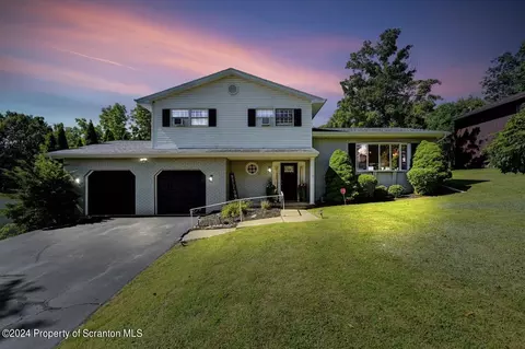 41 Oakwood Dr, Scranton, PA 18504