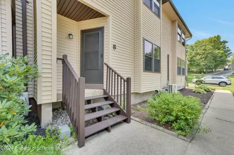 8 Hunts Ct, South Abington, PA 18411