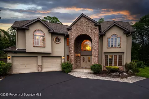 133 Glenmaura Dr, Moosic, PA 18507
