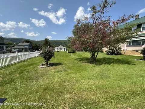 815 Pine St, Mayfield, PA 18433