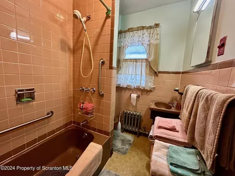 Bath - 1019 Acker Ave, Scranton, PA 18504 photo 1 of 5