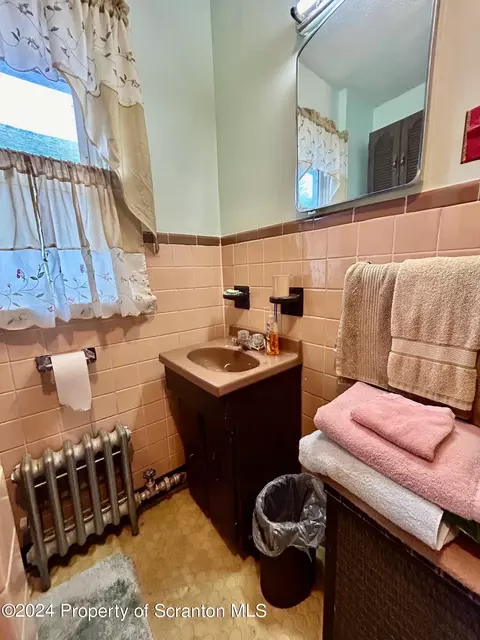 Bath - 1019 Acker Ave, Scranton, PA 18504 photo 3 of 5