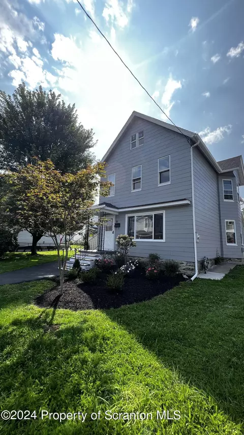35 Hospital St, Carbondale, PA 18407