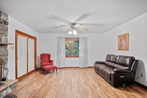 Living - 925 Apple Tree Rd, Harding, PA 18643 photo 5 of 10